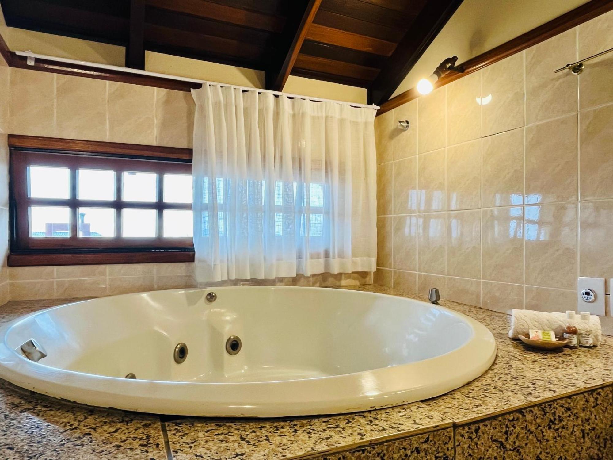 Deluxe Suite Spa Bath,1584746479:JPEG